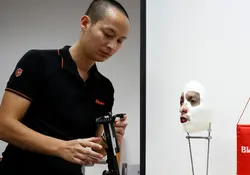 Un investigador en Vietnam demostró que engañó al sistema de reconocimiento facial del iPhone X de Apple. Foto: Reuters.