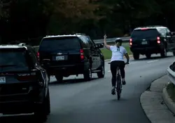 Juli Briskman iba en su bicicleta en octubre, cuando la caravana presidencial pasó junto a ella en una carretera en el norte de Virginia. Foto: AFP/Getty Images