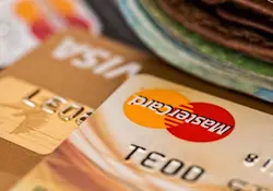 De acuerdo con información del Banco de México (Banxico), las tarjetas de crédito cobran una tasa de interés promedio anual de hasta 38 por ciento, más comisiones. Foto: Archivo