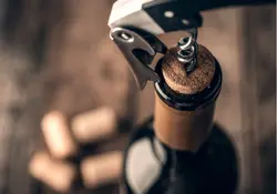 La forma más fácil de abrir una botella de vino sin sacacorchos. Foto: iStock