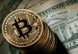 El bitcoin caía hasta un 18% el martes y se encaminaba a su mayor baja diaria en tres años. Foto: Archivo