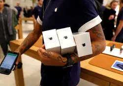 La compañía informó que en el último trimestre fiscal vendió 77.32 millones de unidades de iPhone. Foto: Reuters