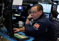 En Wall Street, el Promedio Industrial Dow Jones y el índice S&P 500 cortaron una racha positiva de seis sesiones, al caer presionados por el fuerte descenso de las acciones de Walmart. Foto: Reuters