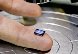 IBM presentó la computadora más pequeña del mundo, su tamaño es menor al de un grano de sal. Foto: @IBM