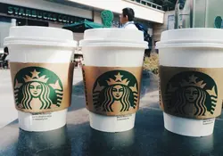 Starbucks y otras cadenas que venden café deben colocar una advertencia sobre cáncer en los productos que despachan en California. Foto: Pixabay.