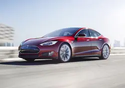 La empresa fundada por Elon Musk  aclaró a sus clientes que no necesitan dejar de conducir sus autos si no han tenido ningún problema. Foto: Tesla