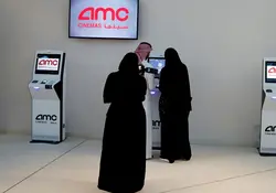 Arabia Saudita inauguró el miércoles su primer cine comercial. Foto Reuters