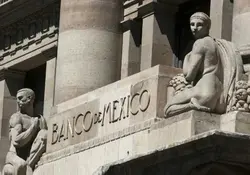 El Banco de México, que encabeza Alejandro Díaz de León, advirtió que el alza en las gasolinas amenaza con aumentar la inflación. Foto: Archivo 