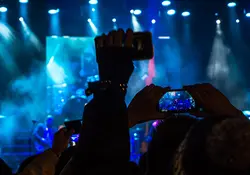 En el momento en que sacas tu teléfono y tomas una foto o grabas un video de un concierto, podrías estar perdiendo parte de tu capacidad para recordarlo. Foto: Pixabay