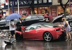 Una mujer salió de la agencia, perdió el control de un Ferrari 458 con valor de 13 millones de pesos y se estrelló contra un BMW. Foto: *DailyMail