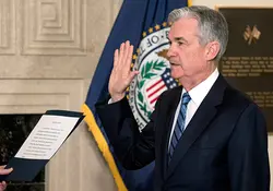 Powell fue juramentado este lunes 5 de febrero, en una breve ceremonia en la sala de conferencias del banco central estadounidense. Foto: AP
