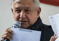 López Obrador muestra depósitos para Fideicomiso de Damnificados. Foto: Cuartoscuro