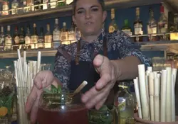 La artista de origen estadounidense labora como bartender en un establecimiento ubicado en el centro histórico de Oaxaca y su reto es que muchos establecimientos opten por los popotes de carrizo. Foto: Especial