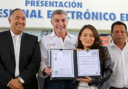 El gobernador de Puebla José Antonio Gali Fayad durante la entrega de su título electrónico a Sandra Paula Lezama García. Imagen tomada de Twitter:  @TonyGali