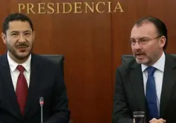 El presidente de la Mesa Directiva, Martí Batres, recibe al titular de SRE, Luis Videgaray. Imagen tomada de Twitter: @senadomexicano