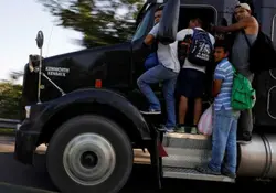 Mientras Trump evalúa la opción de enviar mil tropas militares a la Frontera con México, la caravana migrante sigue su paso por México (Foto: Reuters)