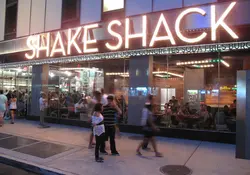 La cadena de restaurantes de hamburguesas Shake Shack, anunció abrirán en 2019 un establecimiento en la Ciudad de México. Foto: Foter.