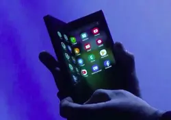 Samsung mostró las primeras imágenes de lo que sería su primer teléfono con pantalla plegable. Fotos: Captura de pantalla YouTube
