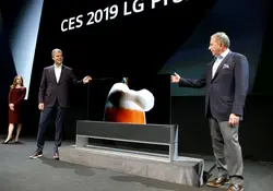 CES 2019: LG presenta una pantalla enrollable, la podrás comprar en México. Foto: Reuters