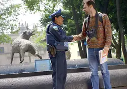 El oficial Juan Orozco Álvarez ha estudiado en la UNAM seis idiomas para así ayudar a los turistas en la CDMX. Imagen: Captura de video
