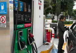 Durante los últimos meses los mexicanos han enfrentado el elevado costo de los combustibles, colocándose en un promedio de 20.48 pesos por litro. Foto: Cuartoscuro