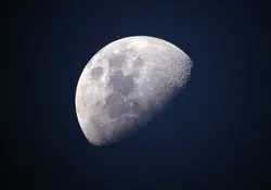 La Luna, el satélite que rodea a la tierra, se está encogiendo y su interior se enfría. Foto: Pixabay.