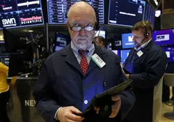 Esta mañana los mercados financieros de Wall Street inician sus operaciones con un fuerte impacto negativo. Foto: AP