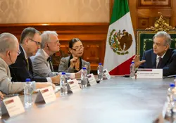 El presidente Andrés Manuel López Obrador sostiene su reunión con legisladores del gobierno de Estados Unidos. Foto: Twitter @lopezobrador_