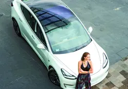 El futuro nos alcanzó y para comprobar qué tan viable es que un Tesla Model 3, 100 % eléctrico, sobreviva a los caminos de México, recorrimos más de 1,400 kilómetros a bordo del vehículo más asequible de la marca de Elon Musk, algunos de ellos acompañados por la guapísima modelo Agustina Tisler. Foto: *Nacho Galar