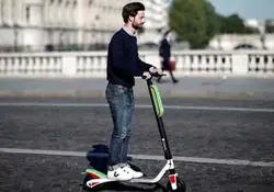 Los scooters eléctricos compartidos son promovidos como una forma ecológica de moverse por las ciudades. Foto: Reuters.