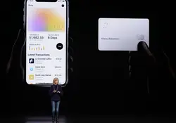 Apple trató de hacer atractiva su tarjeta de crédito, copiando el peso y la elegancia de tarjetas de lujo como la Chase Sapphire. Foto: AP.