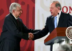 Carlos Slim celebró el acuerdo alcanzado con la CFE para el transporte de gas natural, lo que permitirá invertir en más proyectos. Foto: Notimex
