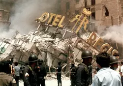 Personas paradas frente al Hotel Regis en Ciudad de México, esto tras sufrir un colapso por el sismo de 1985. 