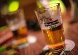 Pese a que Heineken ha anunciado millonarias inversiones, éstas no han servido para hacer su marca más valiosa. Foto: iStock 