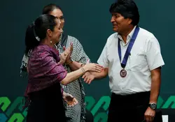 Claudia Sheinbaum le entregó a Evo Morales un pergamino con el nombramiento de Huésped Distinguido. Foto: Reuters 