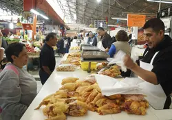 La Secretaría de Economía (SE) garantizó que el abasto de pollo en México no tiene ningún riesgo de virus. Foto: Cuartoscuro 