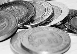Montón de monedas de 5 pesos mexicanos 