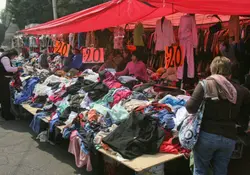 Comprar ropa de paca en tianguis y comercios informales representa un riesgo para la salud. Foto: Cuartoscuro
