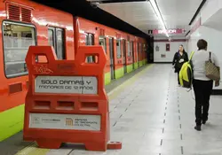 Diariamente los vagones exclusivos para mujeres en el Metro son invadidos por hombres. Foto: Cuartoscuro