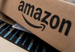 El gigante de Amazon planea elevar los salarios y contratar a más trabajadores, esto debido al aumento de las compras en línea por el coronavirus. Foto: Reuters 