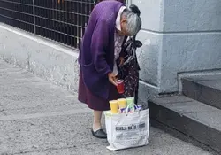 Afuera de una panadería en la zona de bancos, la abuelita espera paciente a los clientes. Foto:Twitter @JazzAngelical 
