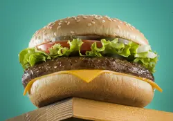 Quizá tu antojo sea tan grande que ajustarás tu economía y disfrutarás de una hamburguesa a cualquier precio. Foto: iStock 
