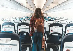 Un pasajero en un asiento central puede tener hasta 20 personas a dos metros de distancia en un vuelo completo. Foto: iStock