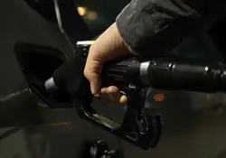 Al comprar el combustible para su auto, lo mejor es analizar costos, así como beneficios para su motor. Foto: Pixabay