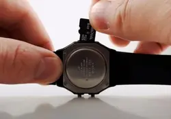 Uno de los modelos más icónicos de los relojes digitales, el Casio F-91W, se convirtió en  reloj inteligente por medio de un chip adaptado y un lector de tarjtes micro SD. Foto: *NODE