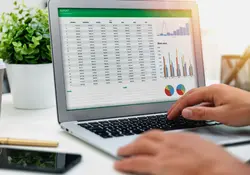 Excel es un programa que es esencial en las oficinas y fuera de ellas. Es práctico, organizado y usa distintas fórmulas que quitan horas de trabajo. Foto: iStock
