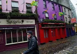 El Gobierno de Irlanda aprobó medidas para imponer multas a los ciudadanos que realicen fiestas en sus casas. Foto: Reuters.