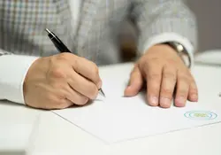 Es una práctica común que una empresa condicione firmar hojas en blanco a los trabajadores al inicio de una relación laboral. Foto: Pixabay