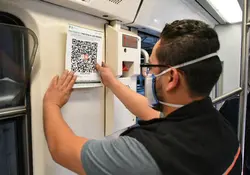 El Sistema de Transporte Colectivo informó que ya colocó códigos QR en 21 trenes de la Línea 2 del Metro. Foto: Twitter/@MetroCDMX