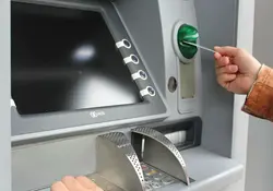 Persona usa el cajero automático 